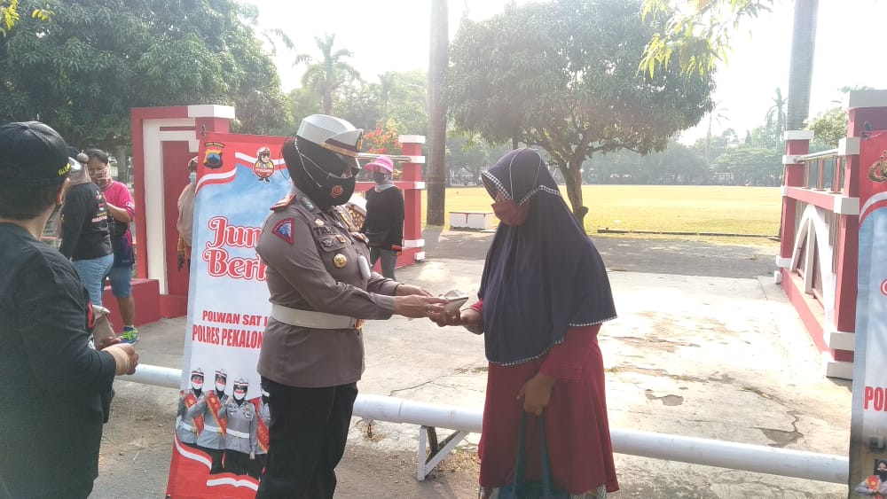 Kasatlantas AKP Tri Handayani memberikan nasi kepada warga dalam kegiatan Jumat Berkah, Jumat (3/9/2021) di Lapangan Mataram 