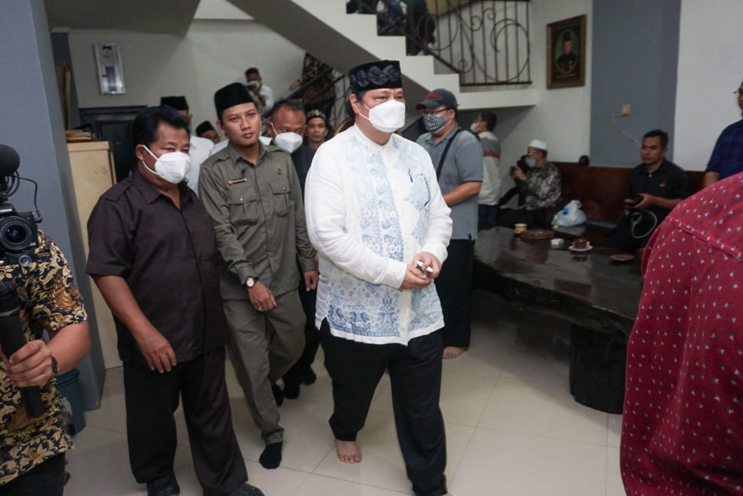 Menteri Koordinator Bidang Perekonomian Airlangga Hartarto melakukan silaturahmi di kediaman Maulana Al-Habib Muhammad Luthfi bin Ali bin Yahya di Kanzus Sholawat , Kamis (16/09)