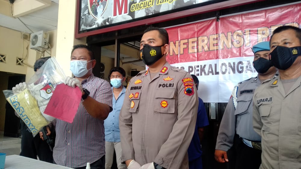 Kapolres Pekalongan Kota, AKBP Irwan Susanto didampingi Kasat Reskrim AKP Achmad Sugeng menggelar ungkap kasus pencabulan ayah kandung terhadap anaknya, Kamis siang (2/9/2021) di Mapolres setempat