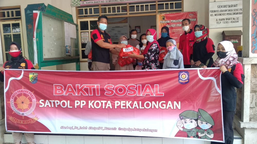 Kasatpol PP Kota Pekalongan, Sri Budi Santoso secara simbolis menyerahkan bantuan paket sembako kepada warga di Kelurahan Medono Kota Pekalongan, Jumat (3/9/2021)