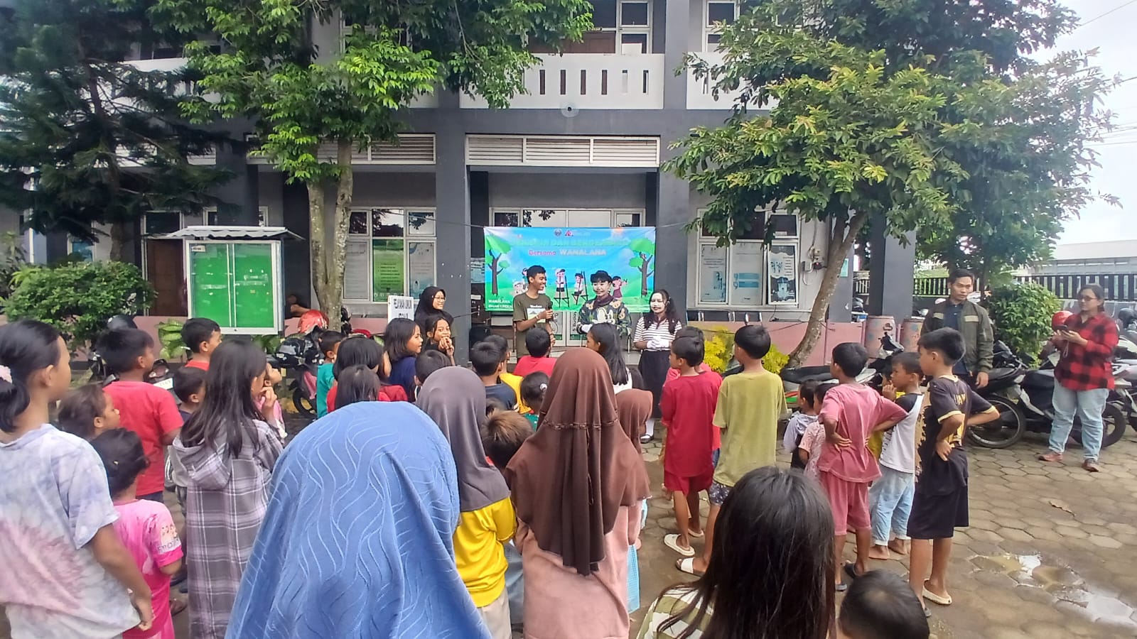 Alumni Wanalana Hadirkan Trauma Healing bagi Anak Korban Banjir Alumni Wanalana Hadirkan Trauma Healing bagi Anak Korban Banjir