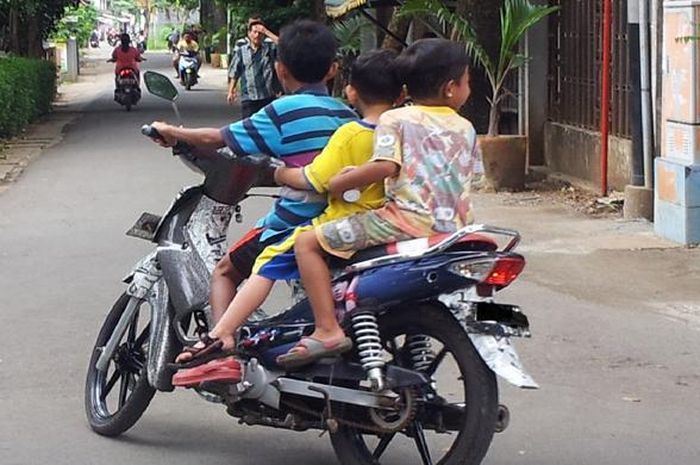 Anak Kecil Bawa Motor