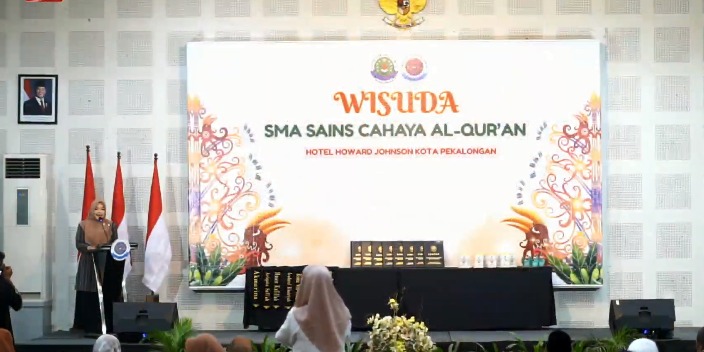 Wisuda SMA Sains Cahaya Al Quran Pekalongan Wisuda SMA Sains Cahaya Al Quran Pekalongan