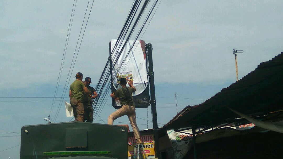 Satpol P3KP Tutup Reklame Nunggak Pajak