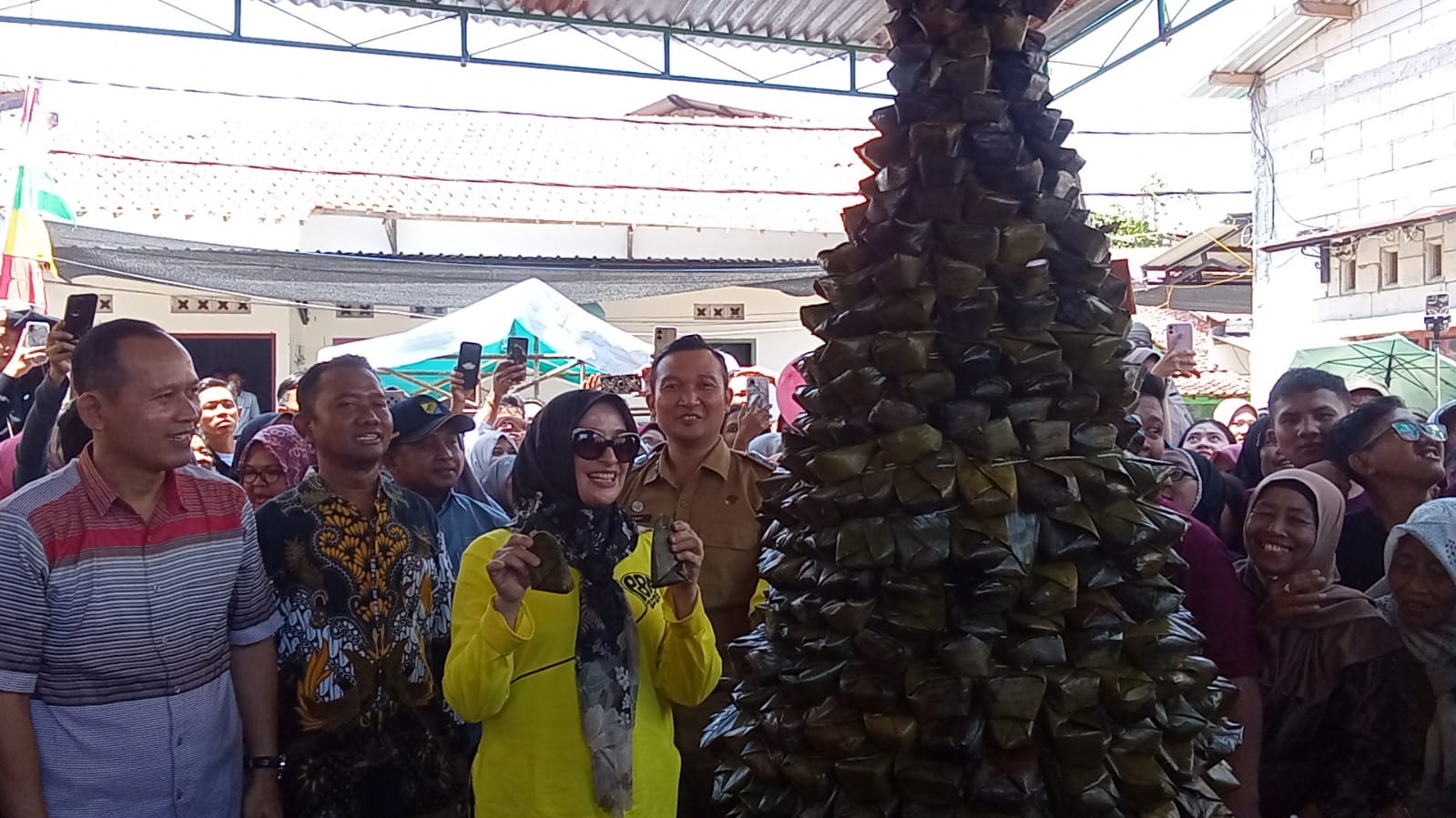 Warga Kampung Bugisan Hidupkan Syawalan dengan Gunungan Kue Bugis Warga Kampung Bugisan Hidupkan Syawalan dengan Gunungan Kue Bugis