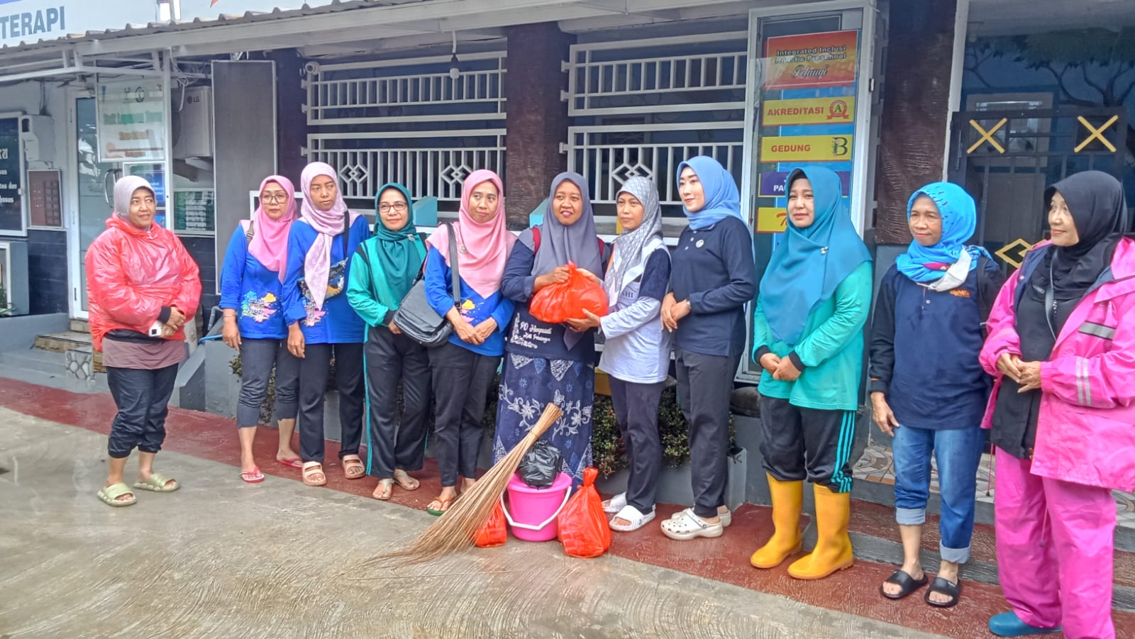 Bunda PAUD, Inggit Soraya Dampingi HIMPAUDI Salurkan Bantuan ke PAUD Terdampak Banjir Bunda PAUD, Inggit Soraya Dampingi HIMPAUDI Salurkan Bantuan ke PAUD Terdampak Banjir