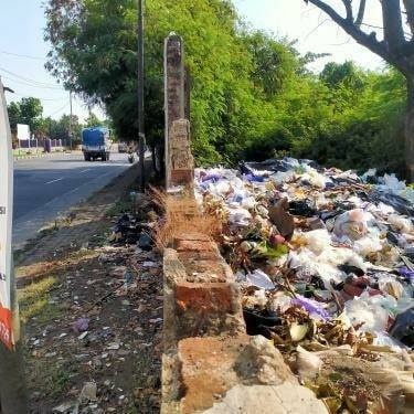 Sampah di Pinggir Jalan Pekalongan