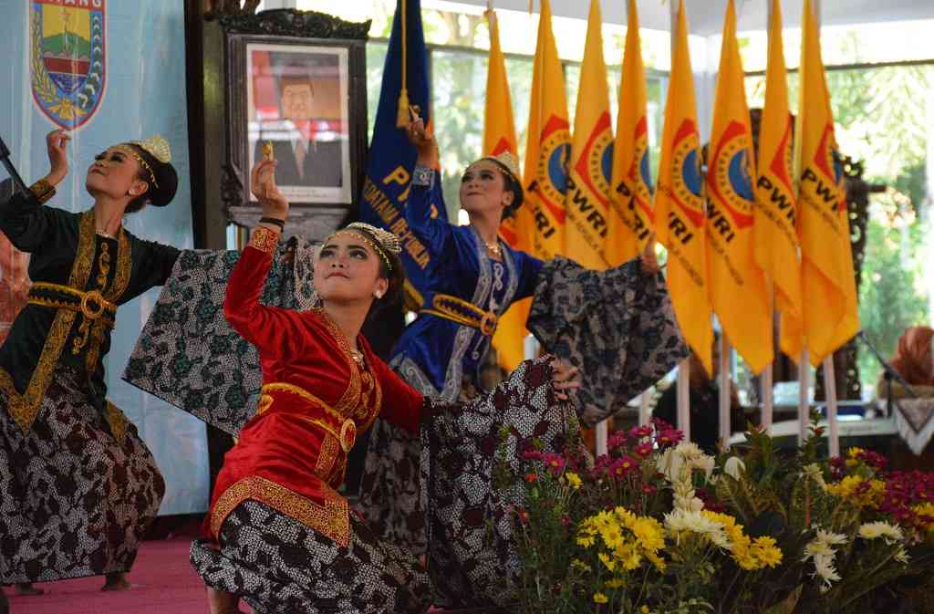 Tari Batik Gringsing Tari Batik Gringsing