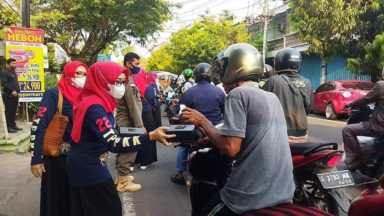 Dikes Bagi-bagi Takjil