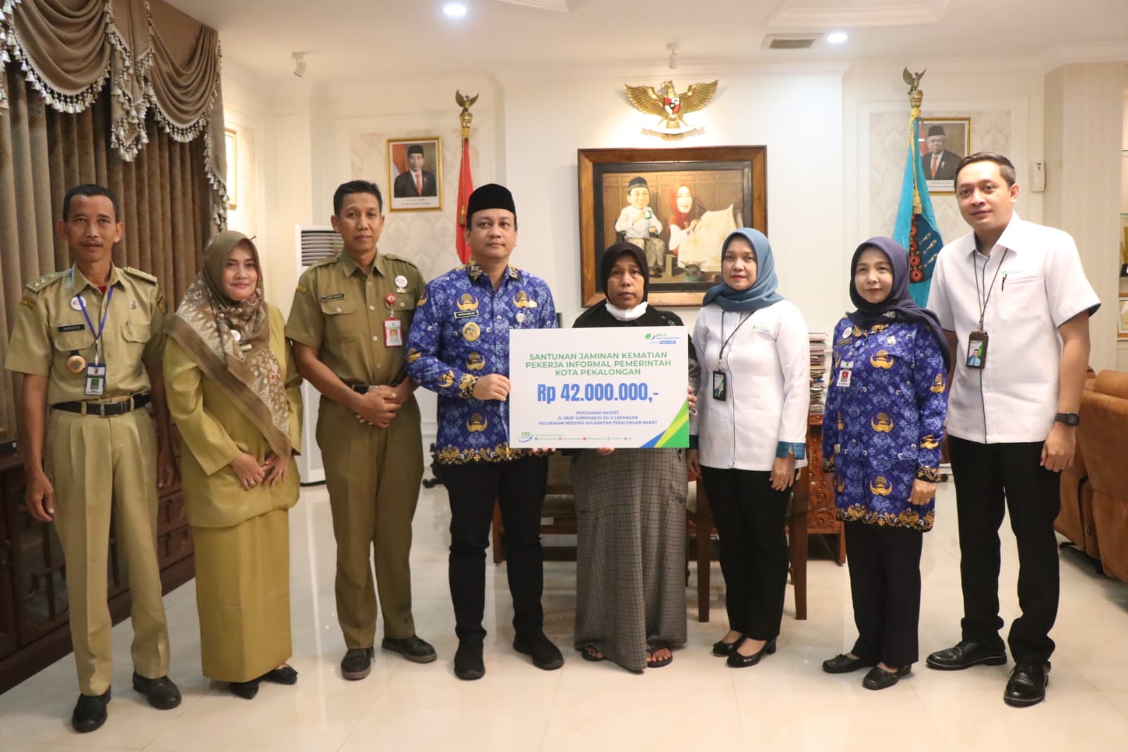 Ahli Waris Pekerja Informal Terima Santunan Kematian Rp 42 Juta