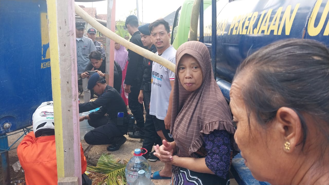 PMI Salurkan Air Bersih PMI Salurkan Air Bersih