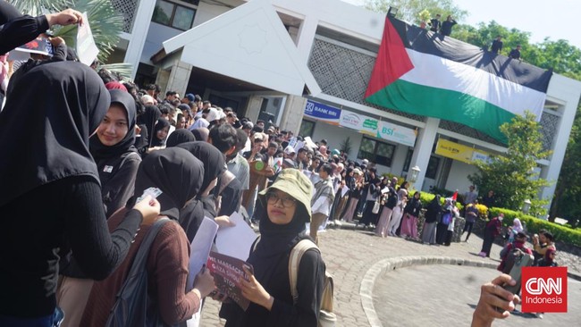 Perwakilan dari 172 kampus di bawah naungan Muhammadiyah disebut sepakat menggelar aksi solidaritas Palestina, Selasa (7/5). Aksi hari ini terpantau digelar di UMY Yogyakarta dan Unismuh Makassar. (Foto: CNN Indonesia/Tunggul)  Baca artikel CNN Indonesia "172 Kampus Muhammadiyah Bersatu Gelar Aksi Bela Palestina" selengkapnya di sini: https://www.cnnindonesia.com/nasional/20240507121236-20-1094920/172-kampus-muhammadiyah-bersatu-gelar-aksi-bela-palestina.  Download Apps CNN Indonesia sekarang https://app.cnnindonesia.com/