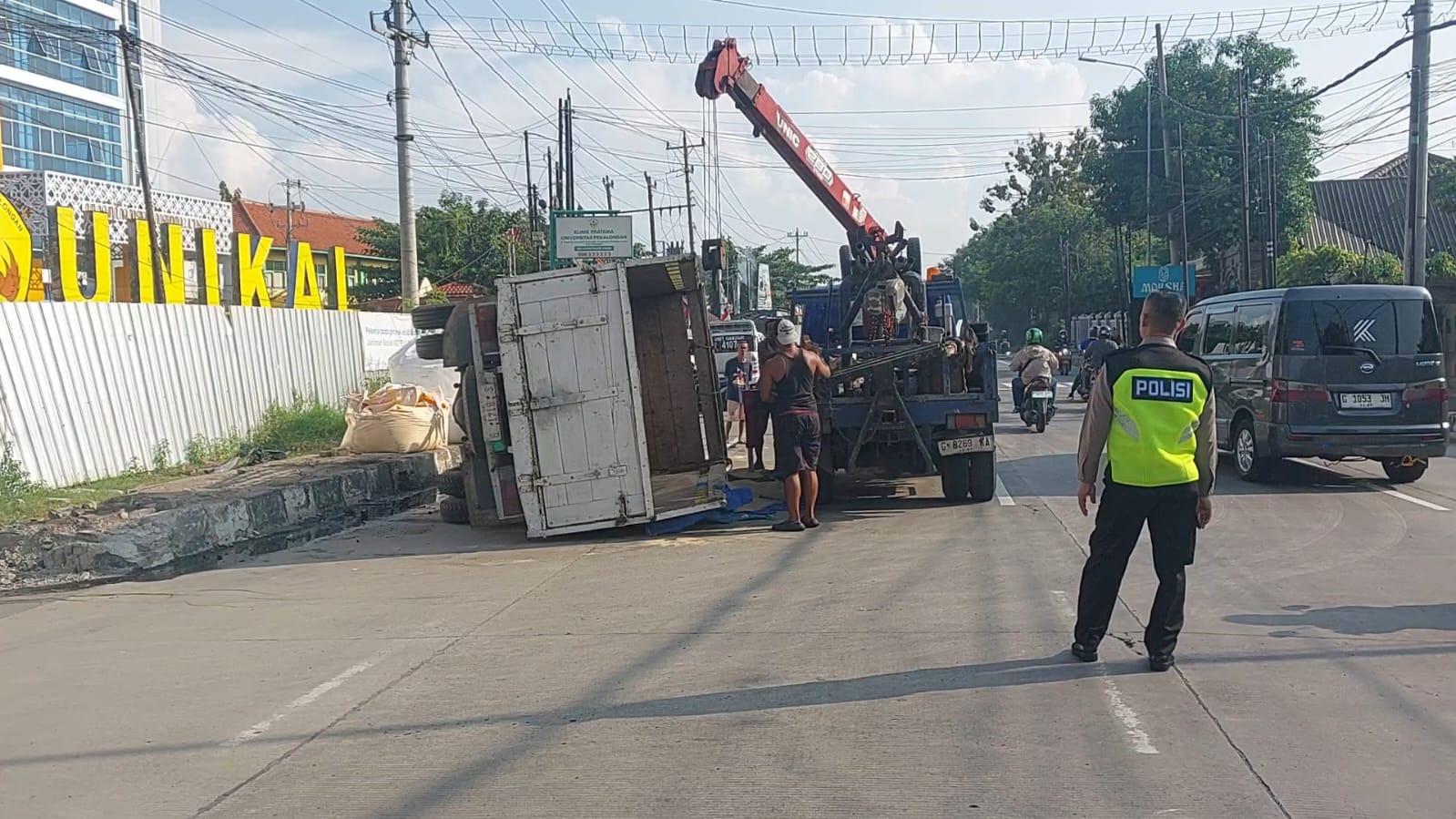 Akibat Sopir MengantukTruk Terguling di Depan Kampus Unikal