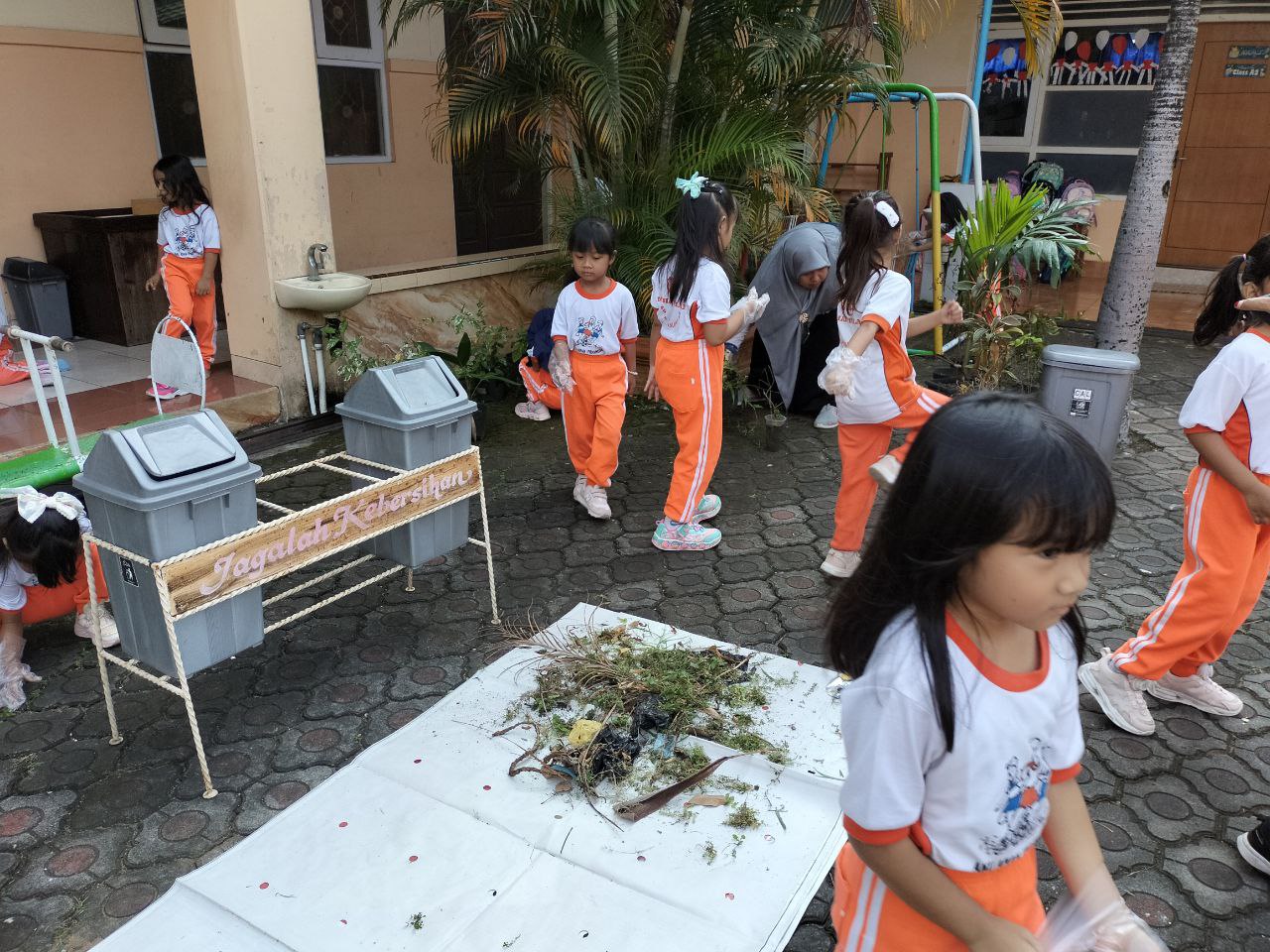Anak TK Ma’had Islam Di Ajari Giat Pilah Sampah