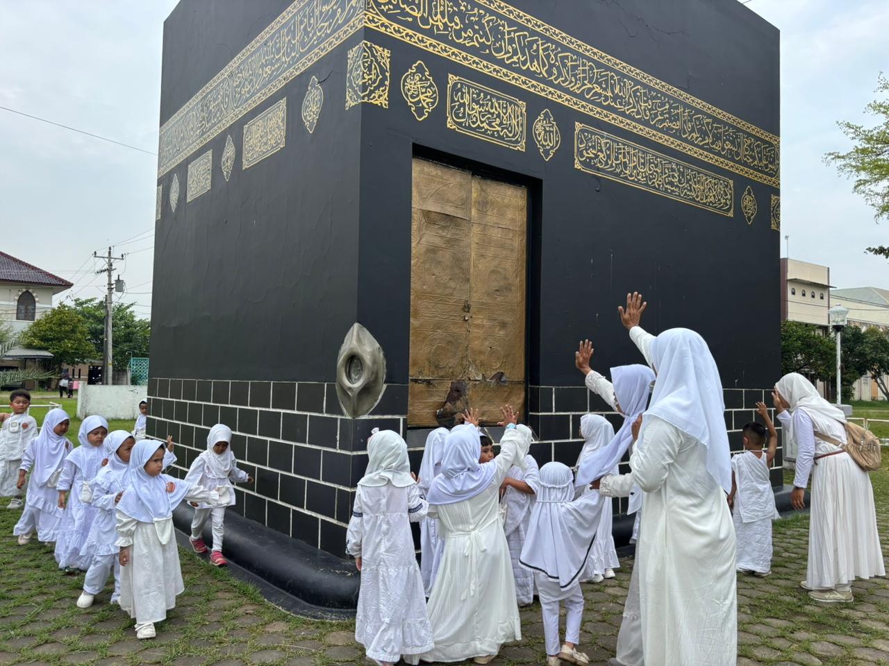 Anak-Anak TK Mahad Islam Antusias Belajar Manasik Haji