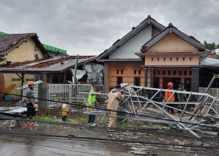 Angin Kencang Terjang Kota Pekalongan, Puluhan Rumah Rusak
