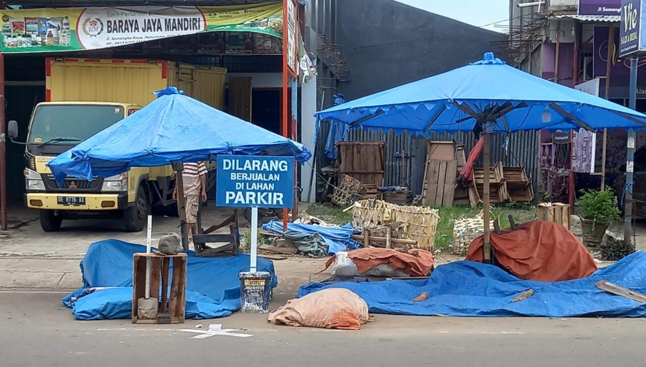 Aparat Dishub Dan Satpol Tertibkan Pedagang Yang Berjualan di Tempat Parkir