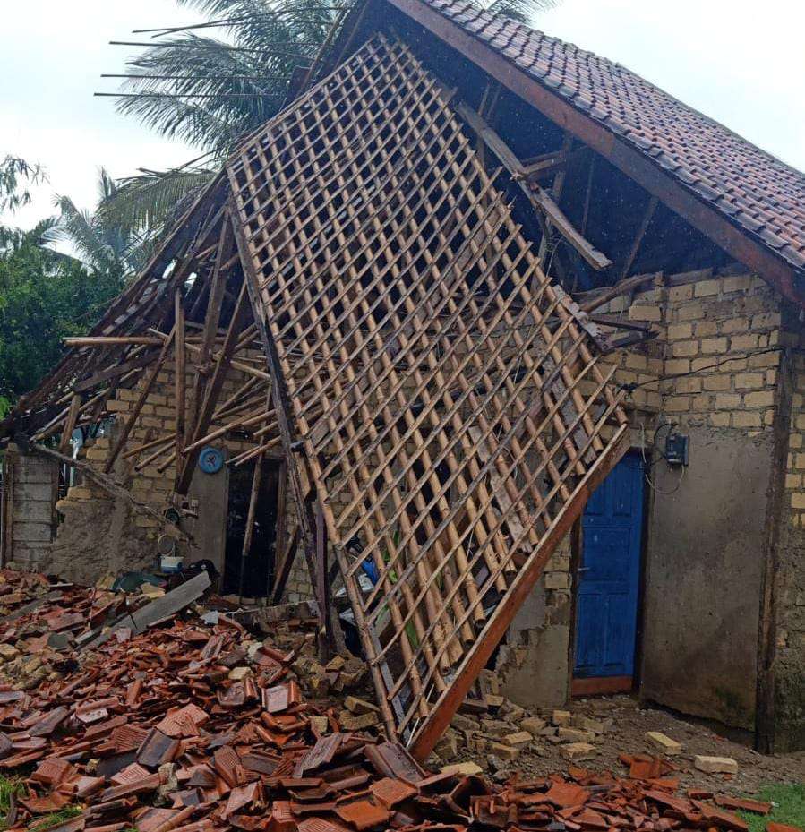 Atap Rumah Warga di Noyontaan Ambruk Imbas Hujan Deras Atap Rumah Warga di Noyontaan Ambruk Imbas Hujan Deras