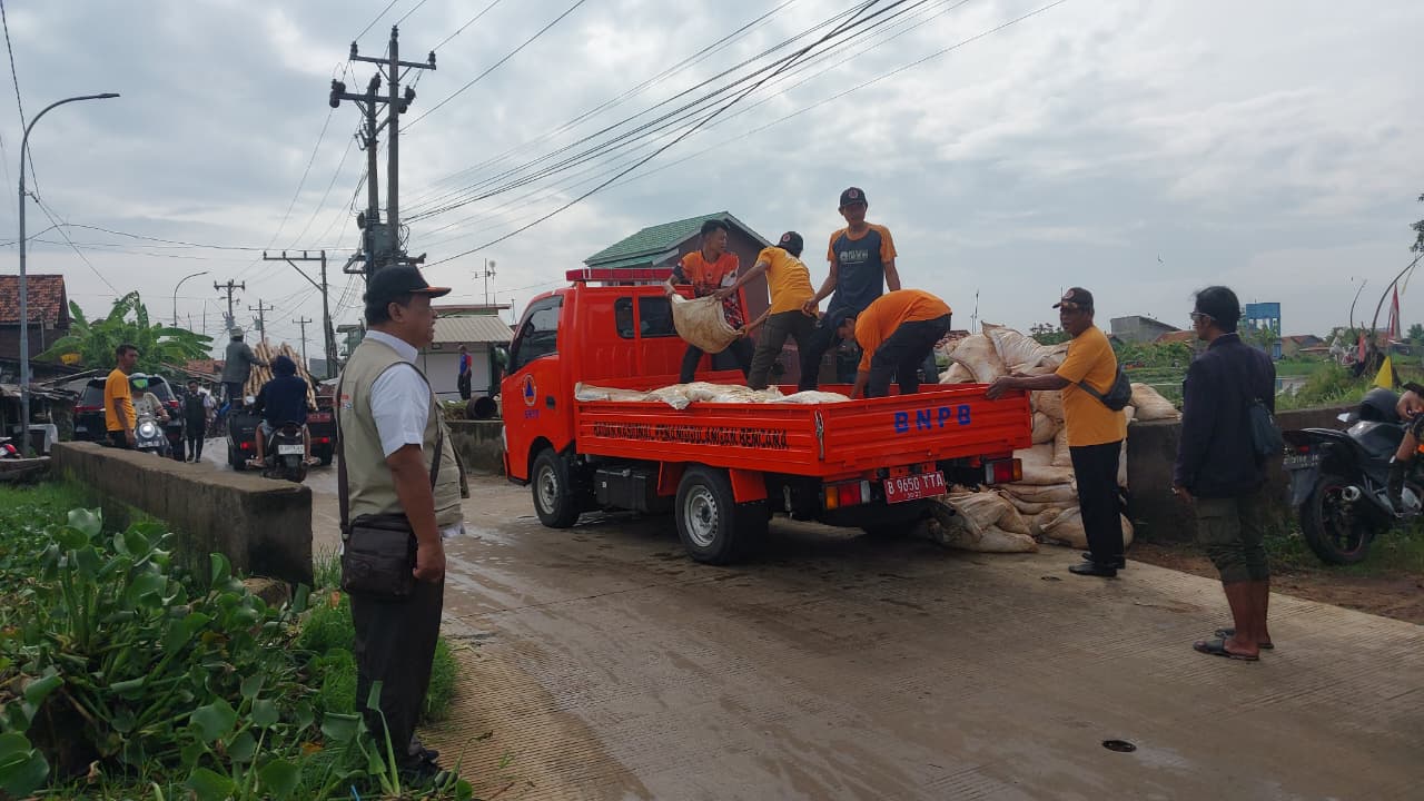 BPBD Kota Pekalongan Gerak Cepat Tangani Banjir di Padukuhan Kraton BPBD Kota Pekalongan Gerak Cepat Tangani Banjir di Padukuhan Kraton