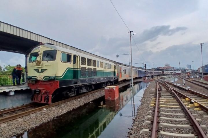Banjir Genangi Rel, PT KAI Batasi Kecepatan Kereta di Wilayah Semarang