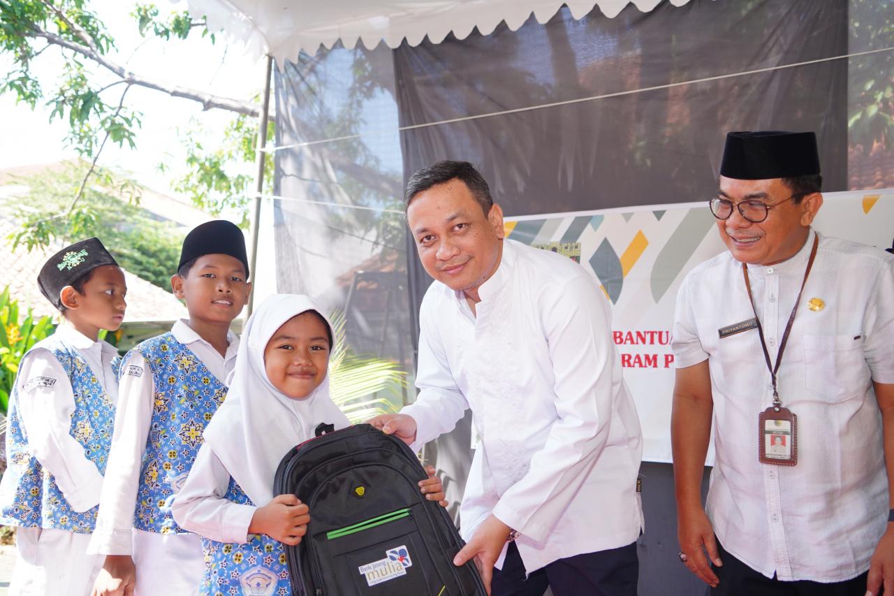 Bank Jateng Salurkan Bantuan Perlengkapan Sekolah bagi Ribuan Siswa