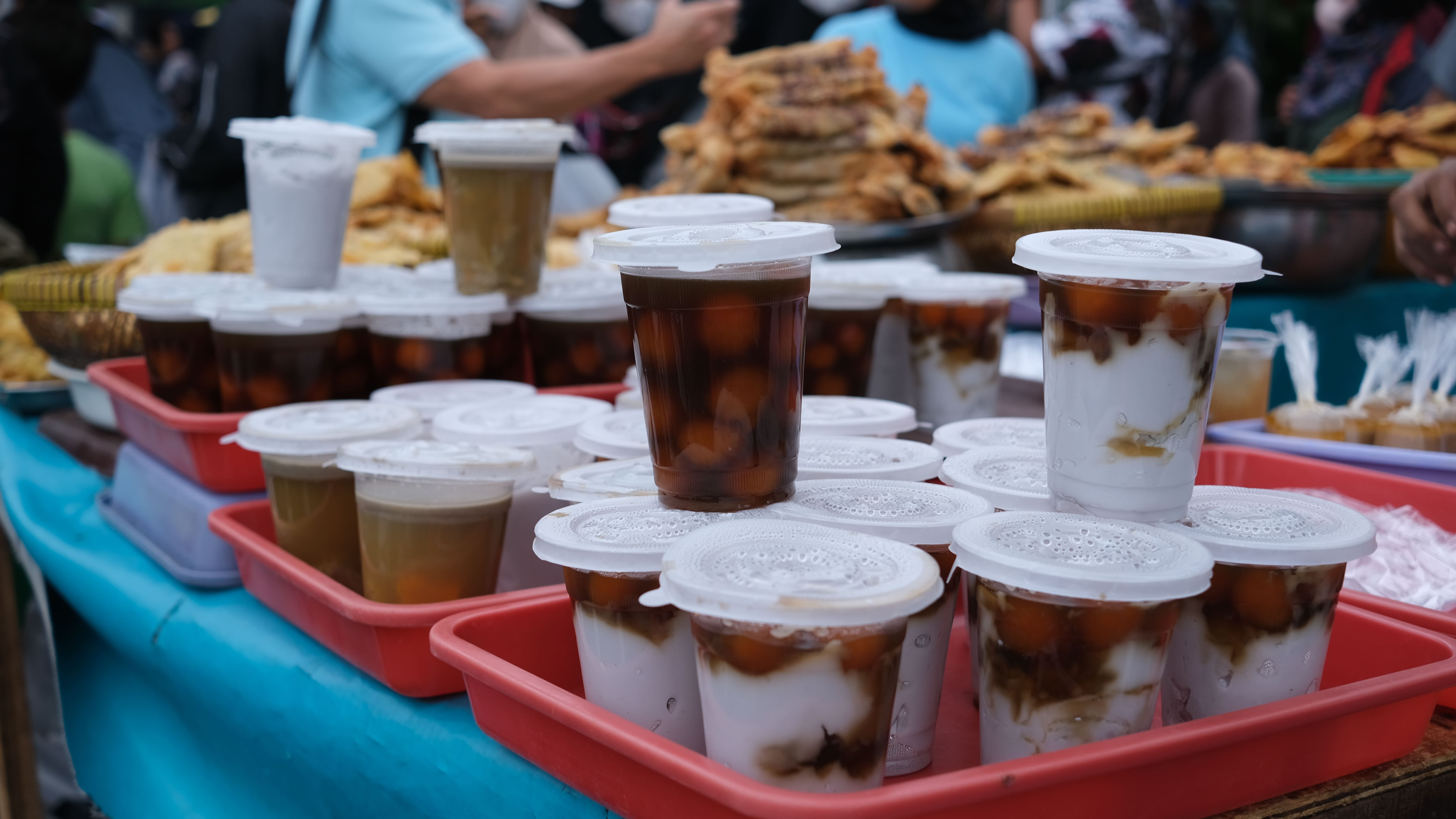 Banser Kota Pekalongan Bagikan Takjil Ramadhan