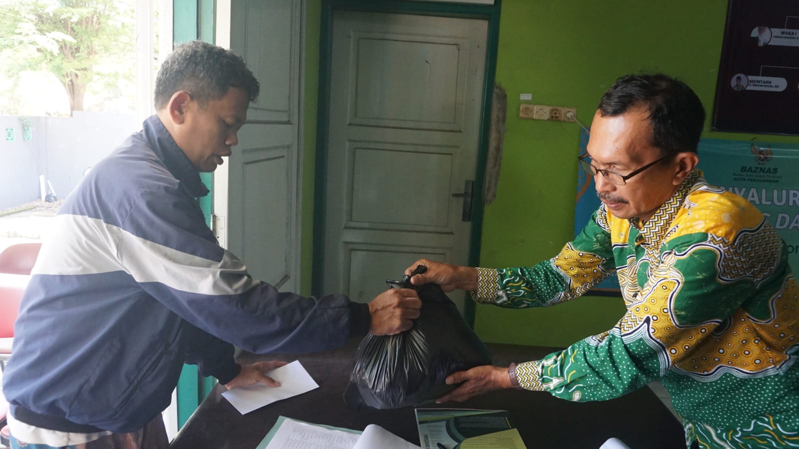 Baznas Kota Pekalongan Salurkan Zakat untuk Ribuan Pegawai Non ASN Baznas Kota Pekalongan Salurkan Zakat untuk Ribuan Pegawai Non ASN