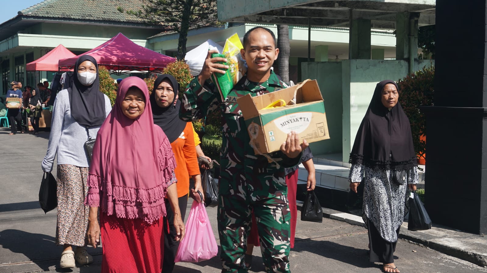 Bazar Murah Kodim Pekalongan Diserbu Warga, Sembako Ludes Sejak Pagi