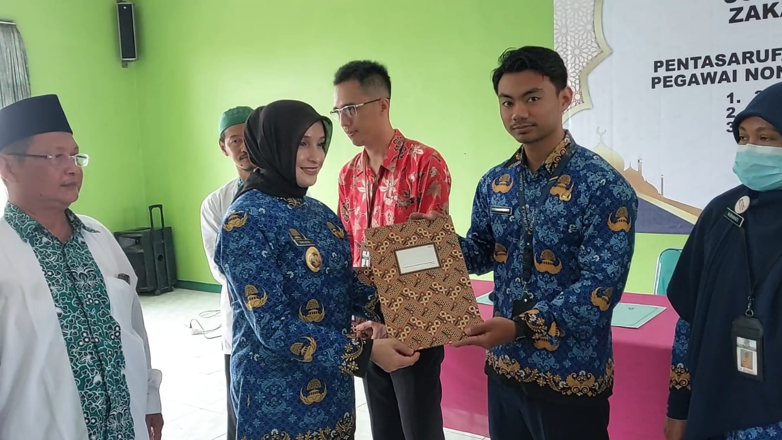 02. Baznas Tasarufkan Rp 573 Juta Untuk Tenaga Non ASN dan Guru Paud 02. Baznas Tasarufkan Rp 573 Juta Untuk Tenaga Non ASN dan Guru Paud