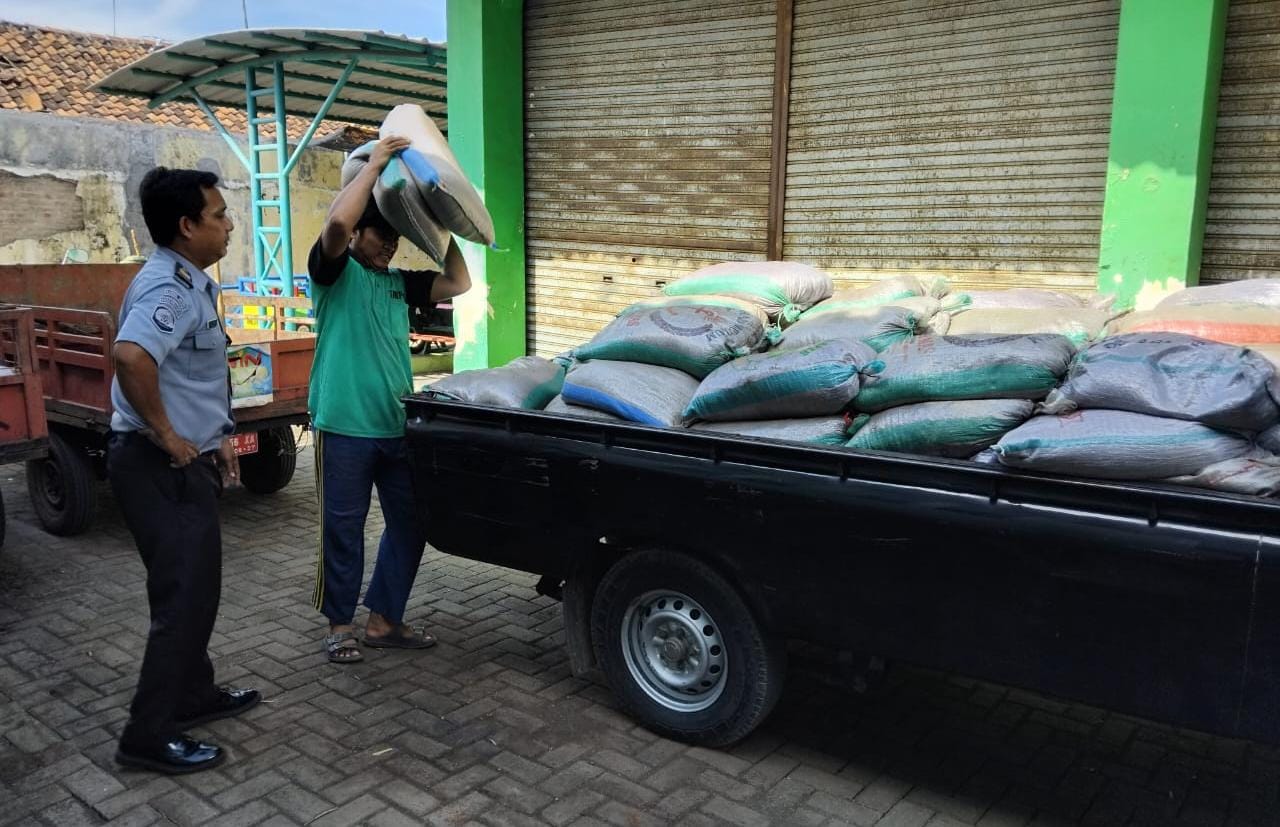 DLH Beri Bantuan Ratusan Kantong Pupuk Di Rutan