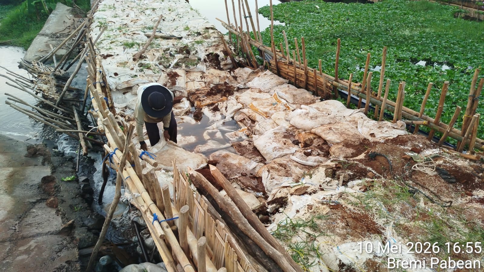 DPUPR Kembali Tangani Tanggul Jebol Sungai Bremi dengan Sandbag