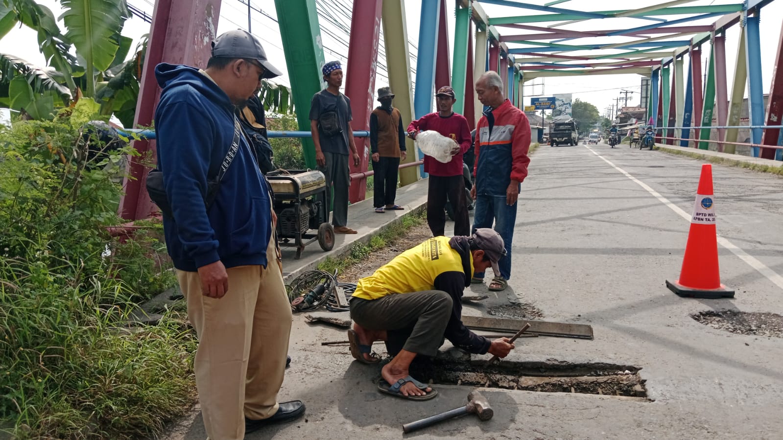 DPUPR Kota Pekalongan Gerak Cepat Tambal Kerusakan Jembatan Setono
