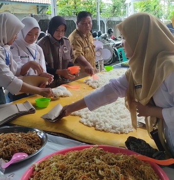 Dapur Umum Dinsos Pekalongan Layani Ribuan Pengungsi Banjir Dapur Umum Dinsos Pekalongan Layani Ribuan Pengungsi Banjir