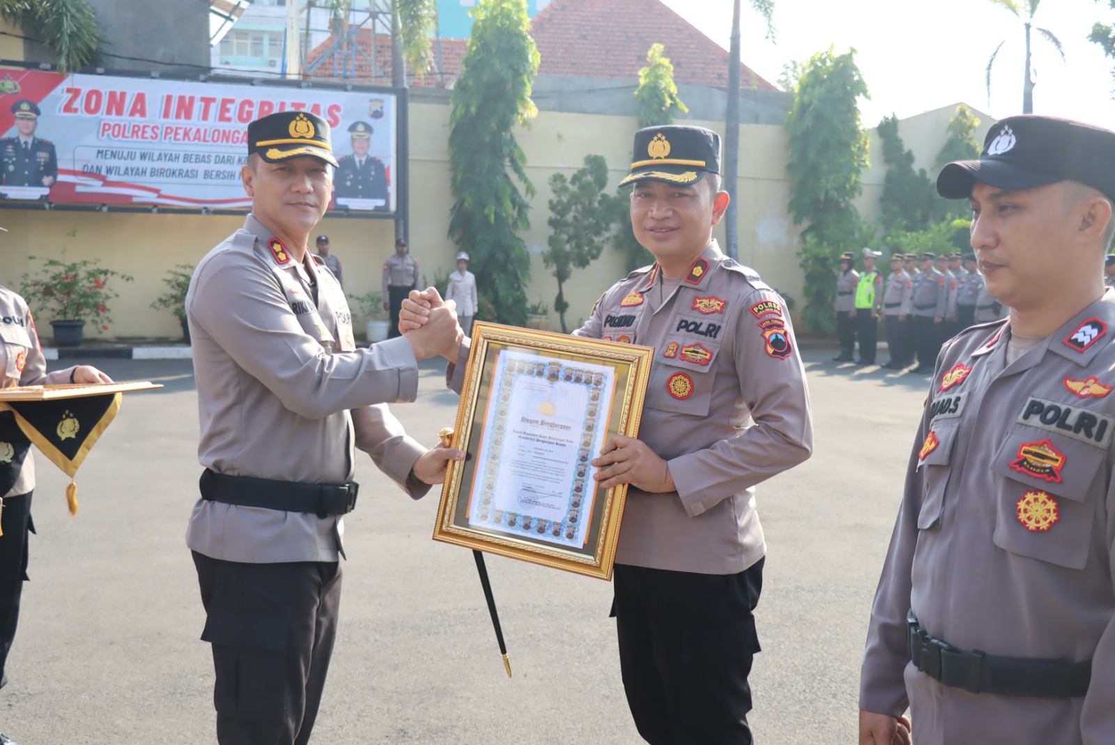 Dedikasi Tinggi, Dua Personel Polres Pekalongan Kota Terima Penghargaan Dedikasi Tinggi, Dua Personel Polres Pekalongan Kota Terima Penghargaan