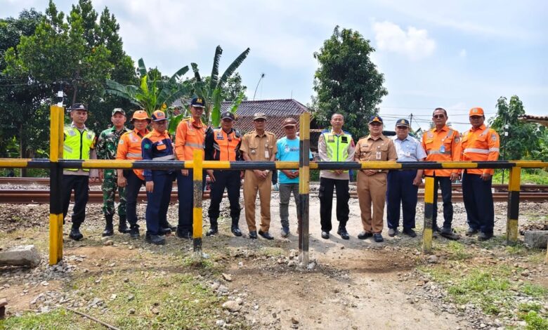 Demi Kesalamatan, Perlintasan KM 98+2,3 antara Stasiun Pekalongan – Sragi di Tutup Demi Kesalamatan, Perlintasan KM 98+2,3 antara Stasiun Pekalongan – Sragi di Tutup