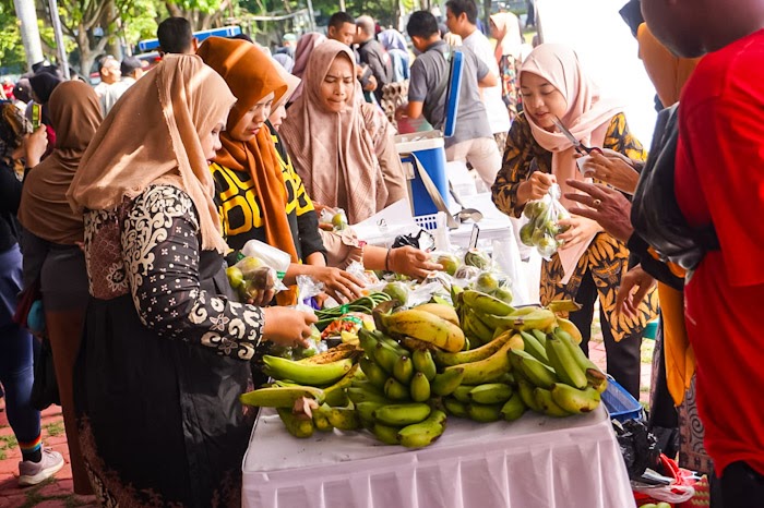 Dindagkop Kota Batik Gelar Operasi Pasar dan Gerakan Pangan Murah