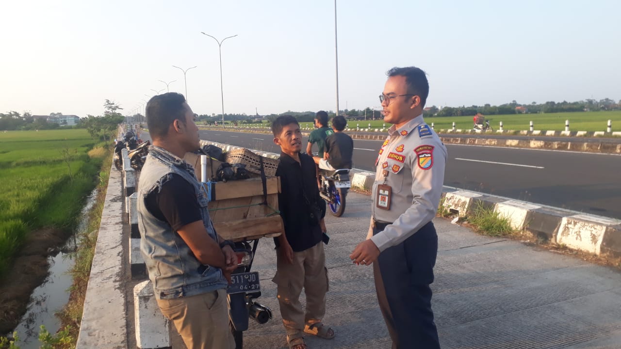 Dinhub Tertibkan Exit Tol dari Pedagang dan Balap Liar Dinhub Tertibkan Exit Tol dari Pedagang dan Balap Liar