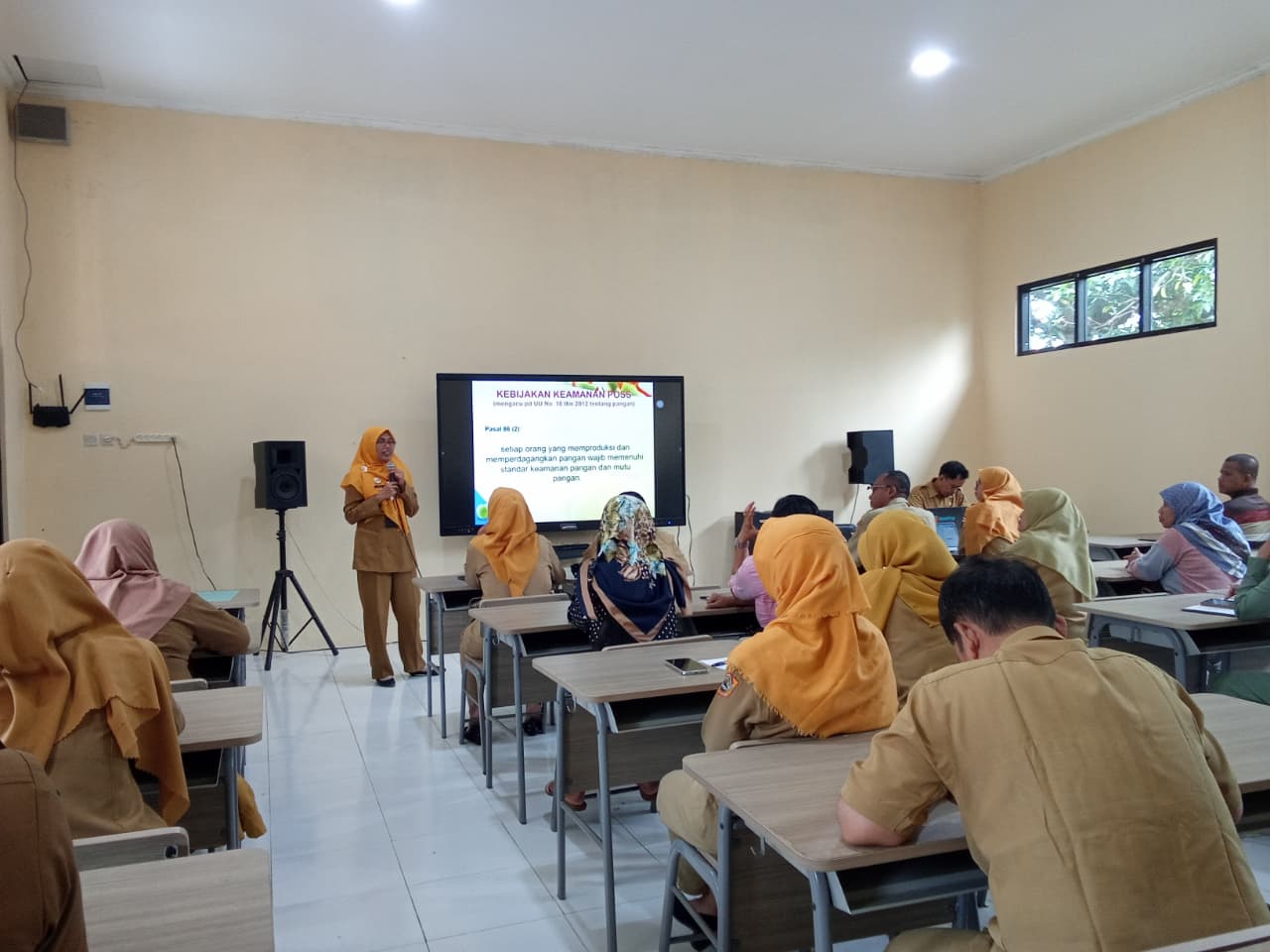 Dinkes Kota Pekalongan Bekali Pengelola Kantin SMK Sertifikat Keamanan Pangan Dinkes Kota Pekalongan Bekali Pengelola Kantin SMK Sertifikat Keamanan Pangan