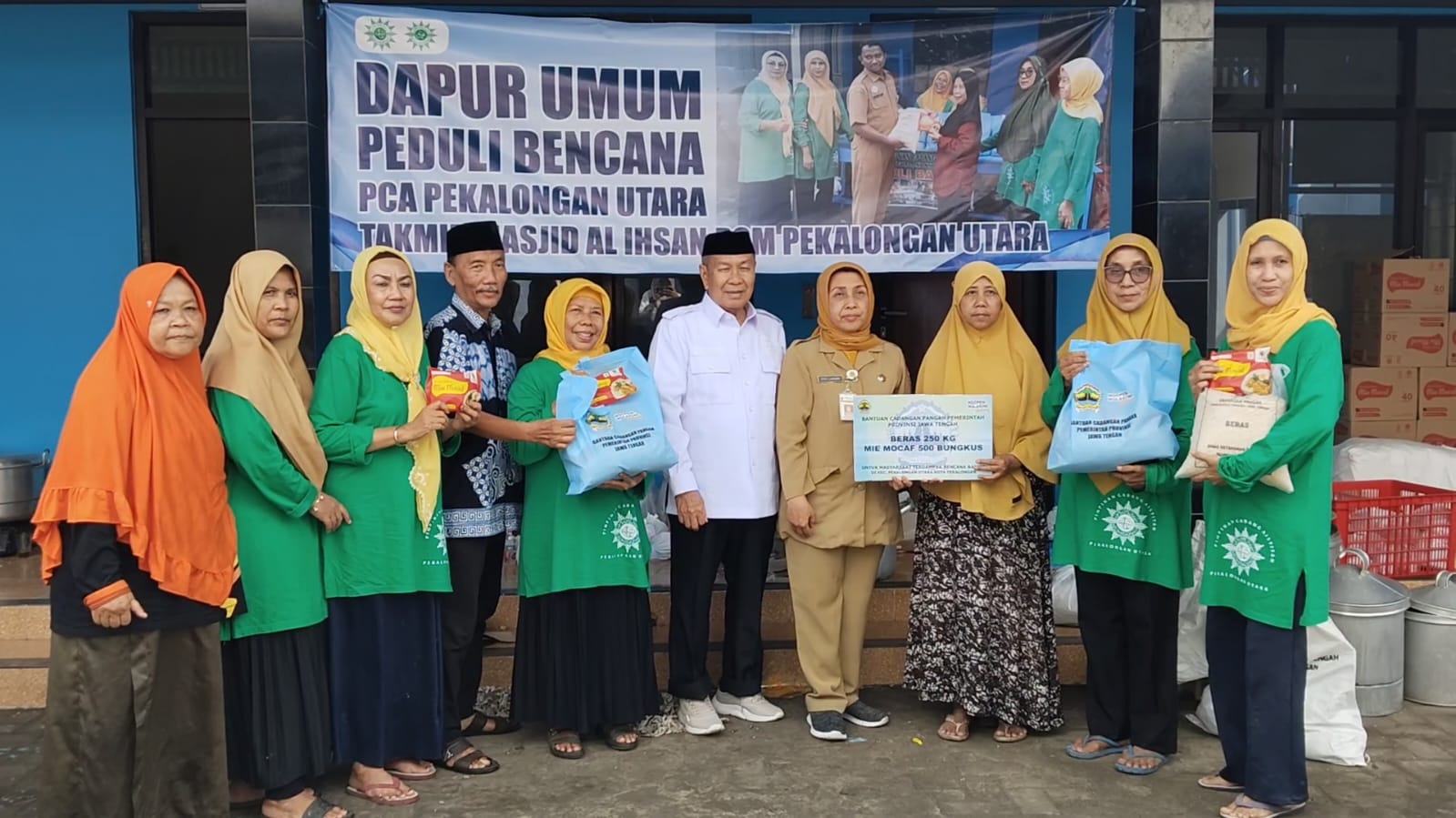 Dishanpan Jateng Salurkan Bantuan Pangan untuk Korban Banjir Pekalongan