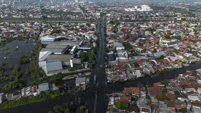 Empat Perjalanan KA Di Batalkan.  Akibat Banjir Semarang