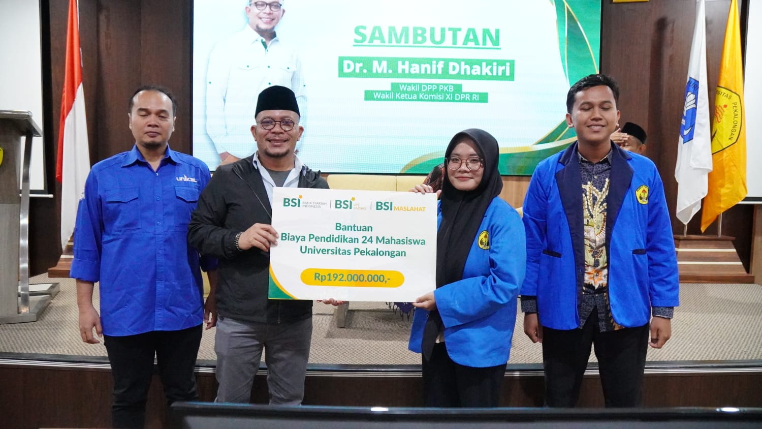 Hanif Dakiri Serahkan Beasiswa di Kegiatan Sastra Unikal