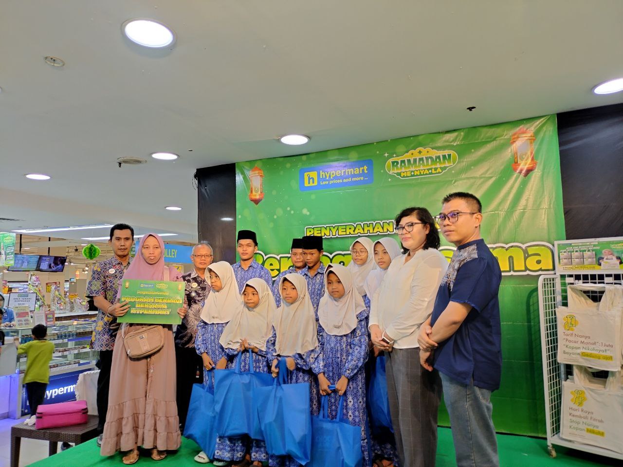 Hypermart Berbagi, Ramadhan Menyala Untuk Anak Yatim Di 10 Kota