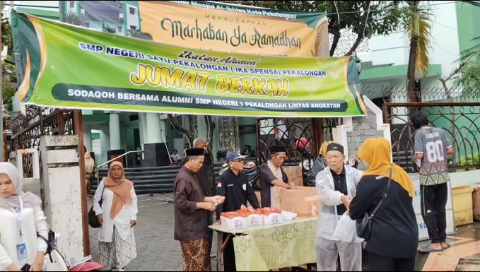 IKA Spensa Pekalongan Bagikan 800 Paket Takjil di Kawasan Jetayu