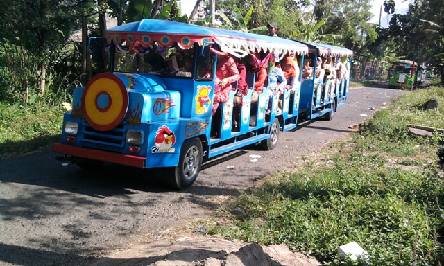 Karnaval Mobil Kereta Mini Meriahkan Perayaan Hari Kartini