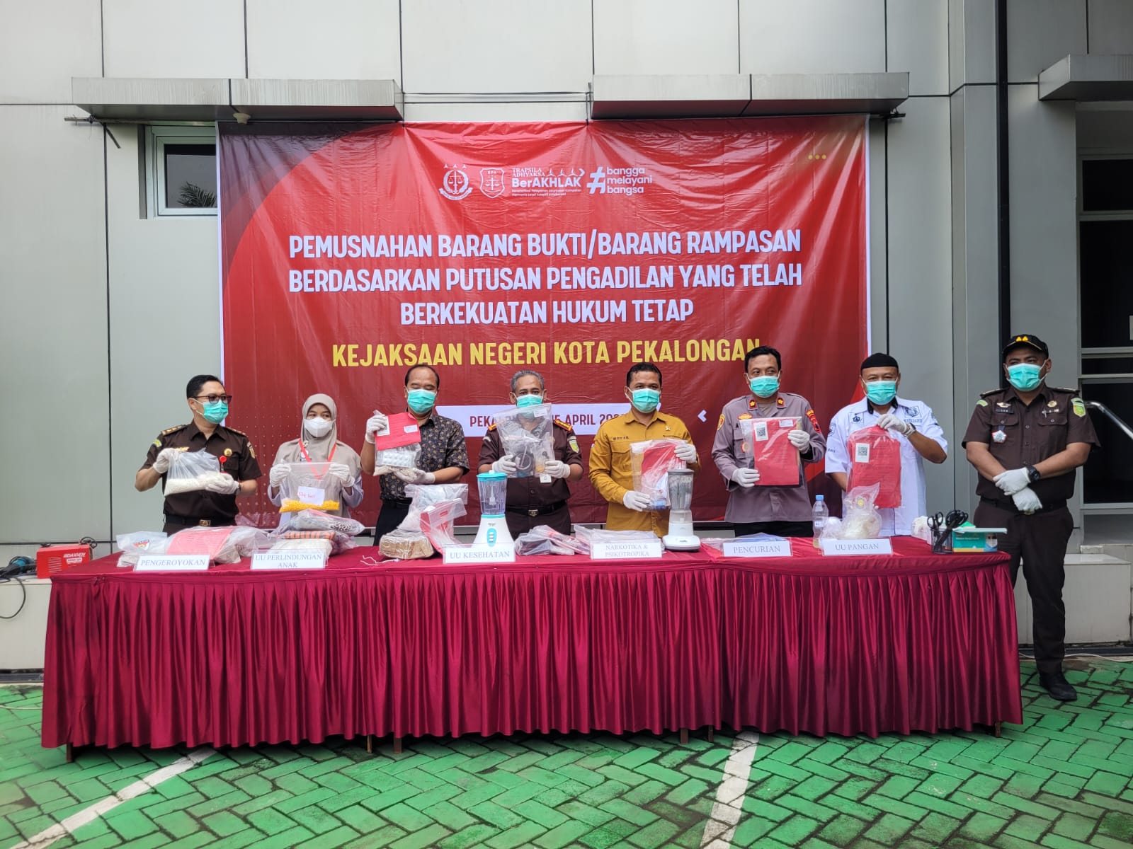 Kejari Musnahkan Puluhan Barang Bukti Kejahantan