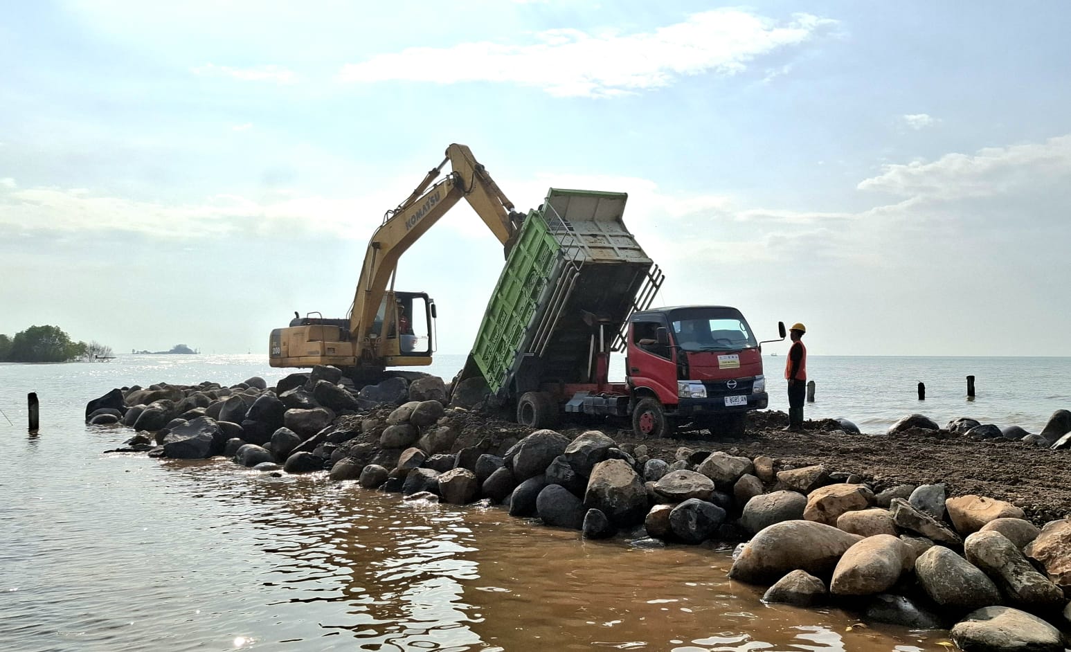 Kemitraan Bangun Dua Penahan Gelombang Di Pantai Bandengan Kemitraan Bangun Dua Penahan Gelombang Di Pantai Bandengan