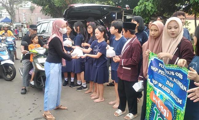 Kolaborasi SMP Pius dan SMP Wahid Hasyim Bagikan Takjil