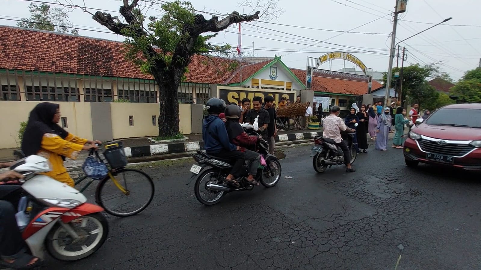 Latih Jiwa Berbagi, Siswa SMP 3 Bagikan Ratusan Takjil