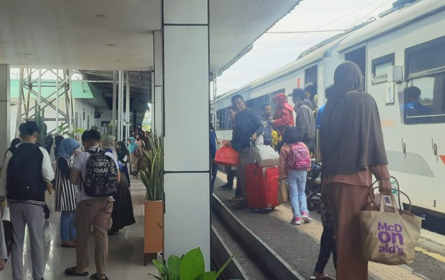 Libur Panjang, Jumlah Penumpang Kereta Api Meningkat Libur Panjang, Jumlah Penumpang Kereta Api Meningkat