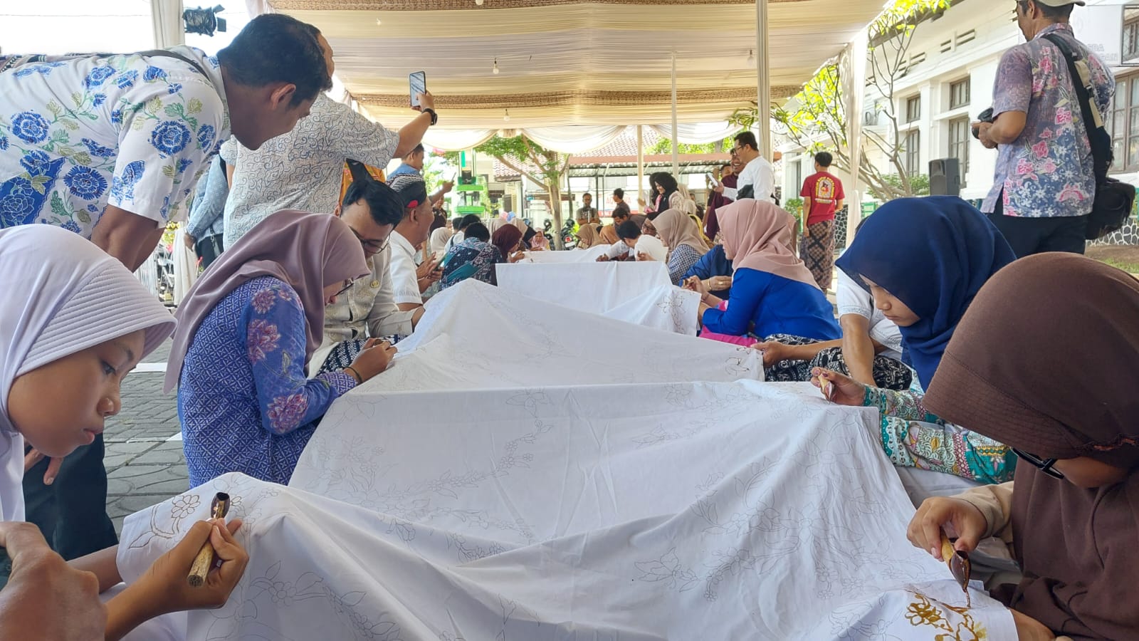 Membatik 16 Meter Meriahkan Hari Batik Nasional di Pekalongan